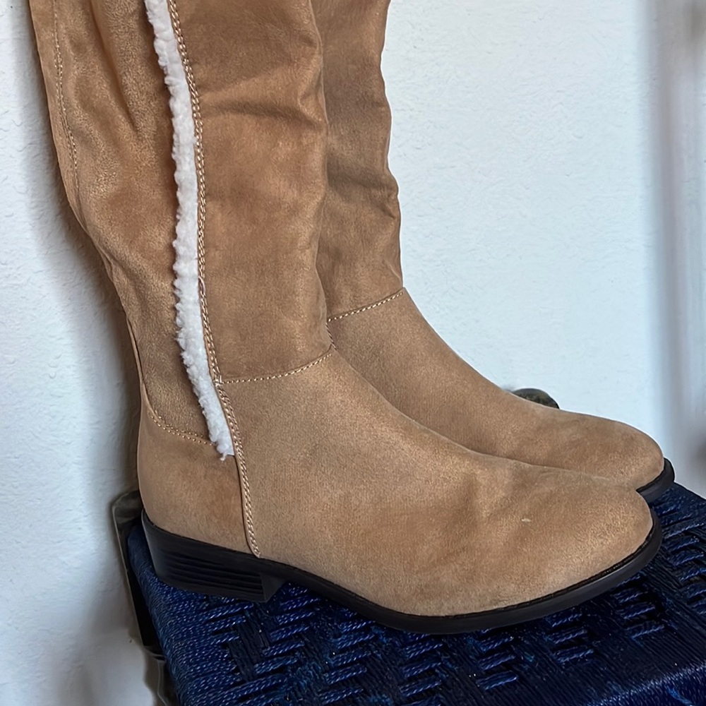 Knew high boots